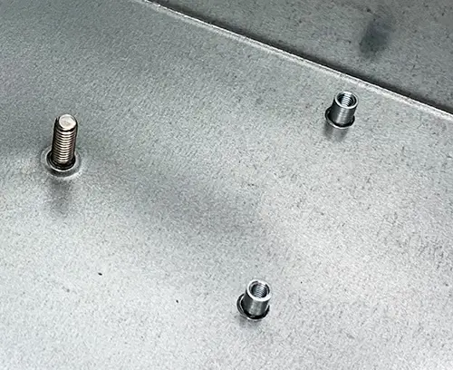 M4 Befestigungsbolzen mit bündigem Kopf (1x) + M3 Befestigungssäule mit geschlossenem Ende (2x) auf Platte montiert.