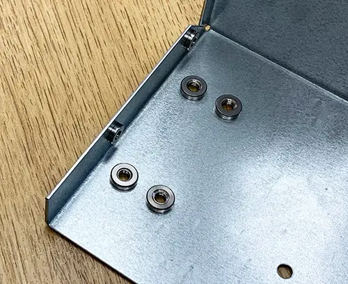 M4-Befestigungsmuttern (Unterseite) an der Platte.