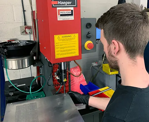 Unsere modernen automatisierten Kuvertiermaschinen sorgen für die genaue Passung der Gewindeeinsätze.