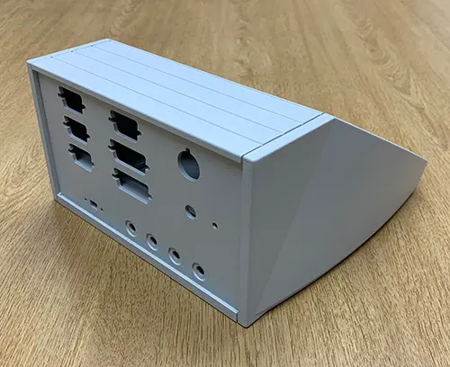 UNIDESK-Gehäuse mit CNC-gefräster Rückwand.
