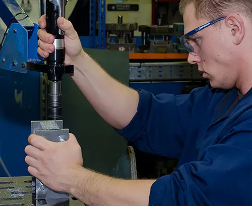 Bohren und Schneiden von Gewinden