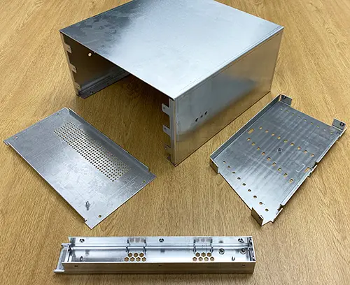 Gestanzte und geformte Blechgehäuseteile