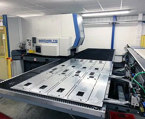 Mehrere Gehäuseteile werden aus einem Blech gestanzt