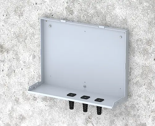 Die Rückwand in L-Form wird an der Wand befestigt