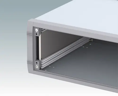 Inklusive vier Leiterkartenführungen zum Einrasten